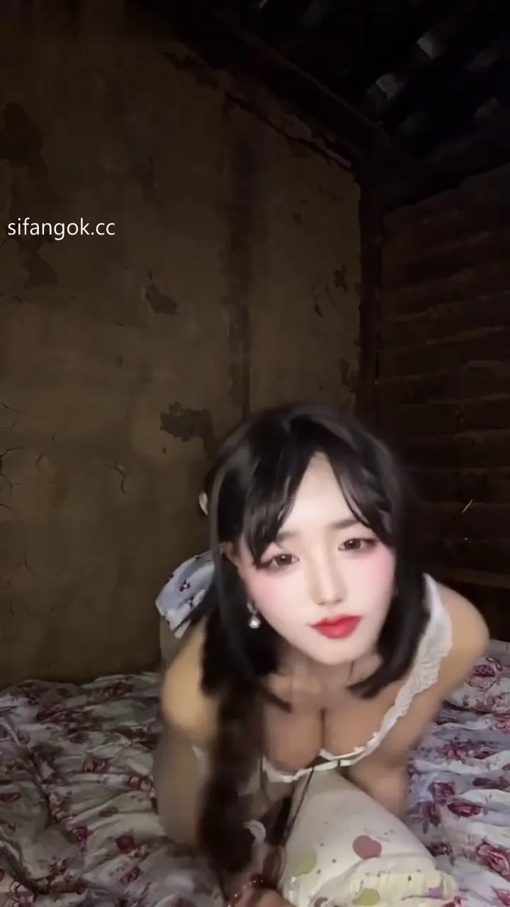 小茉莉 - 巨乳大长腿露点自慰私处特写 [0P15V-463MB]