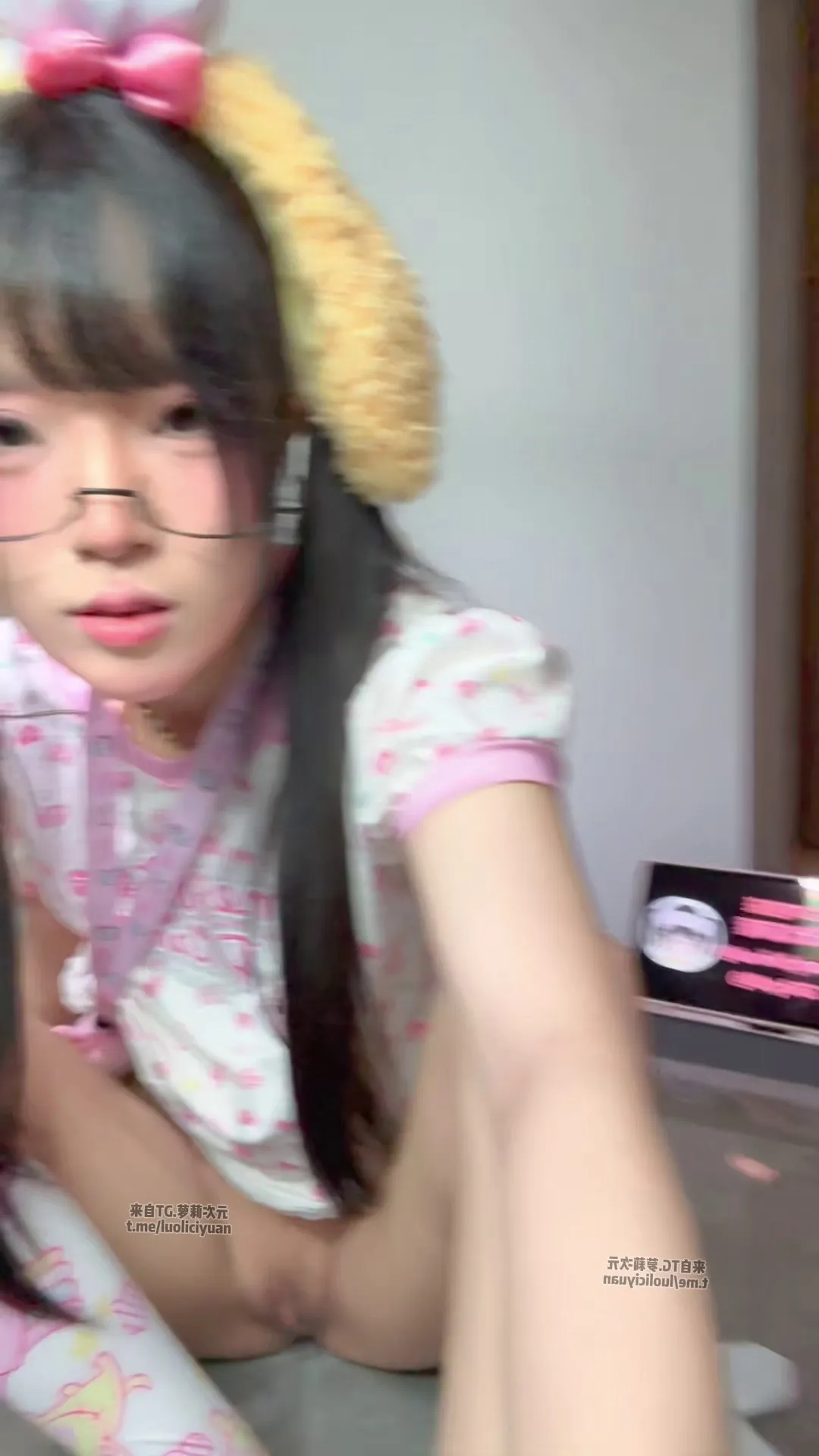 新人福利姬 2388独家定制 7月必冲榜 高颜少萝女儿服白丝 逼脸同框模拟口交足交假几把m字腿漏脚弹力插后入多姿势自慰 伸舌头叫爸爸阿黑颜高潮脸双手比耶 [0P1V-1001MB]