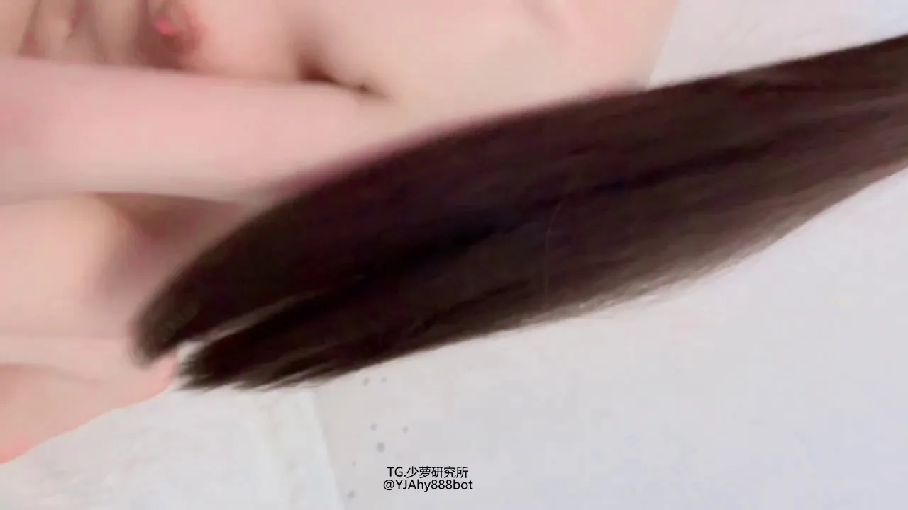 甜宝 粉嫩少萝 188单购 灰色水手服白丝 玩奶脱衣 自录美穴特写 极致诱惑 [0P1V-236MB]