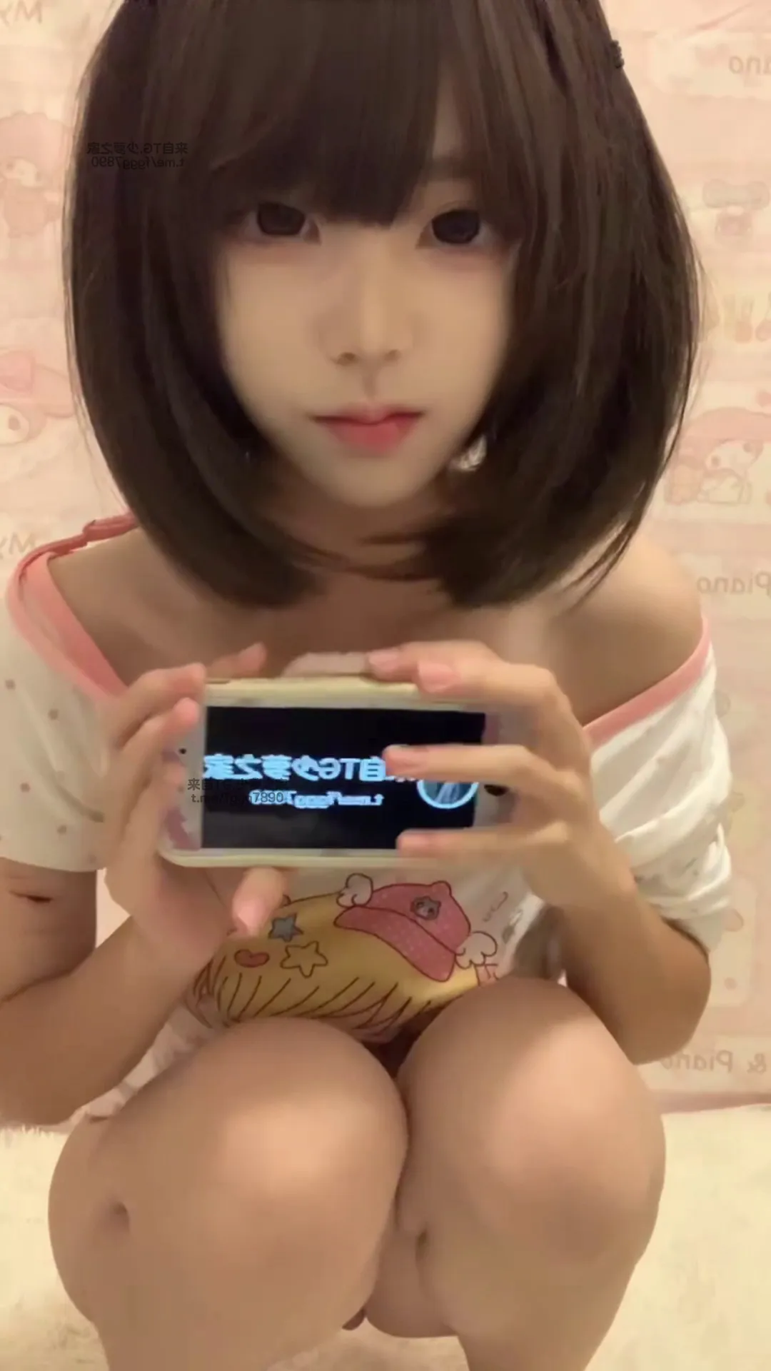 咪咪 - 高颜值新人福利姬  咪喵 1314新定短发少女吊带短袖自慰 [0P1V-1.60GB]